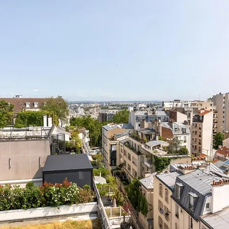 Family Cocoon In Buttes-chaumont Paris